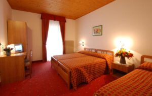 hotel-adamello-pokój-tirolia-3-osobowy-winterevent-zdj1