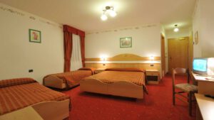 hotel-adamello-pokój-tirolia-4-osobowy-winterevent-zdj1